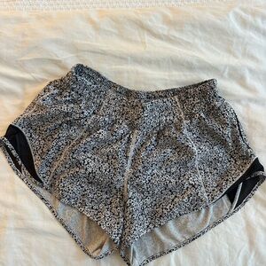 Lululemon Hotty Hots (2.5”) Black and White Floral